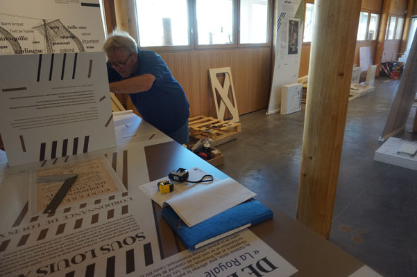Montage de l'exposition : notre scénographe Silvio Crescoli en pleine installation
