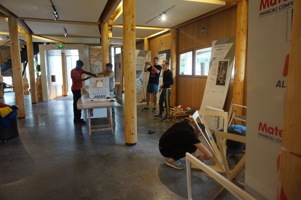 Montage de l'exposition : les jeunes de la Protection Judiciaire de la Jeunesse sont venus aider au montage