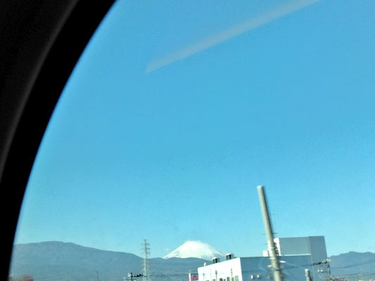 沼津へ　新幹線から、富士山きれい