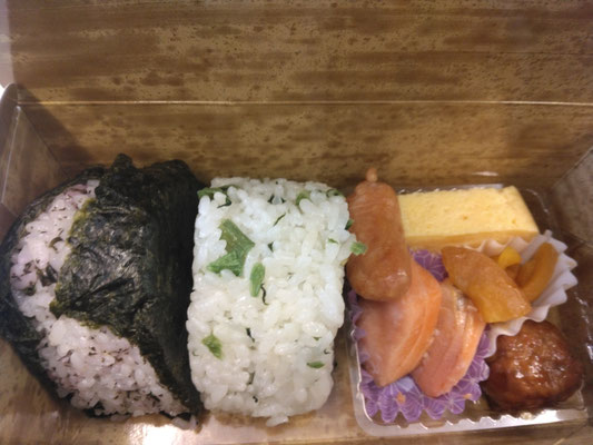 名古屋に向かう新幹線でおむすび弁当