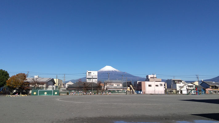 静岡県富士市小学校　校庭から見た富士山