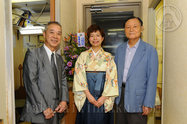 2010年 二ツ目昇進披露興行　　　　　　　　　　　 師匠 宝井琴星（左）と大師匠 宝井馬琴（右）　　 　　　　撮影 森松夫