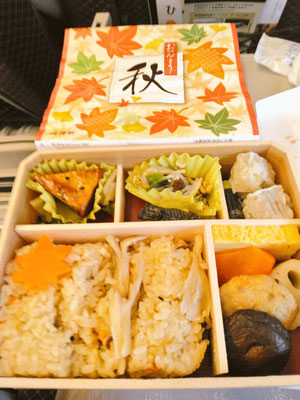 岡山へ向かう新幹線　秋限定のシウマイ弁当