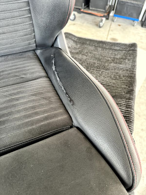 Detailaufnahme der Beschädigung. Der Sitz gehört zu einem Mercedes CLA
