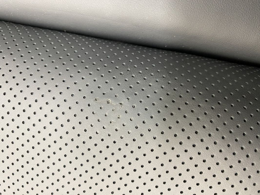 Mercedes V-Klasse - Die Reparaturstelle im Detail. Das ursprüngliche Loch ist fast komplett verschwunden.