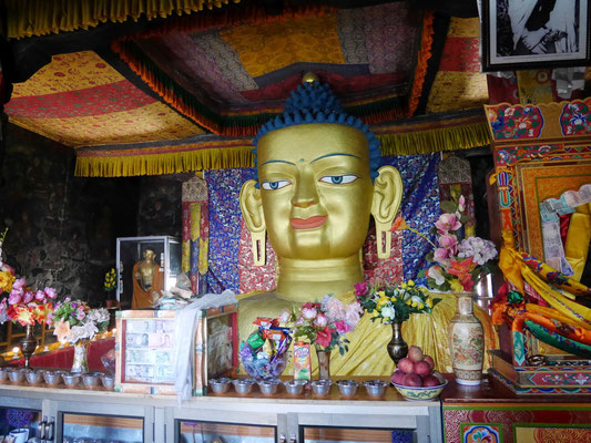 Riesige Buddha-Statue im Shey Palace, zu erreichen in 2 Etagen