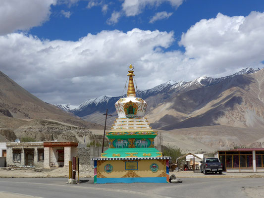 Wieder im Tal ein Stupa an der Straßenkreuzung zum Shyok-Tal