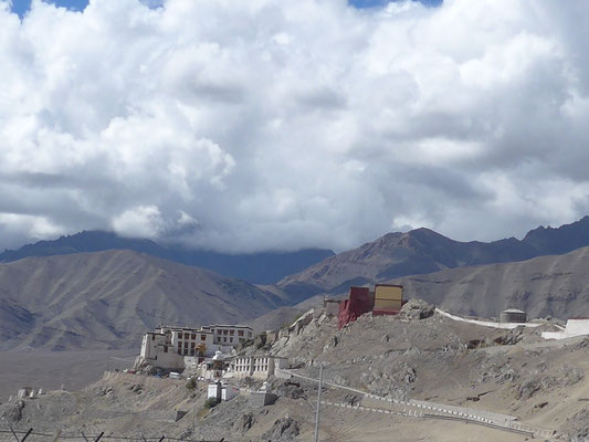 Kloster Spituk auf einem Höhenrücken direkt bei Leh