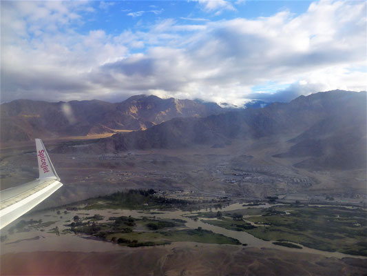 Landeanflug über dem Indus