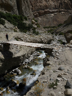 Abenteuerliche Brücke, nur einzeln zu betreten