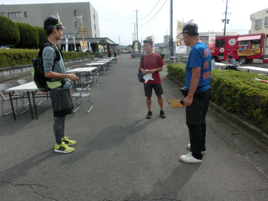 公演前に、それぞれ集まった武士たちと待ち合わせ。妙円寺詣り、我ら自転舎。