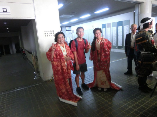 両手に花。なんだか嬉しそうなN氏。