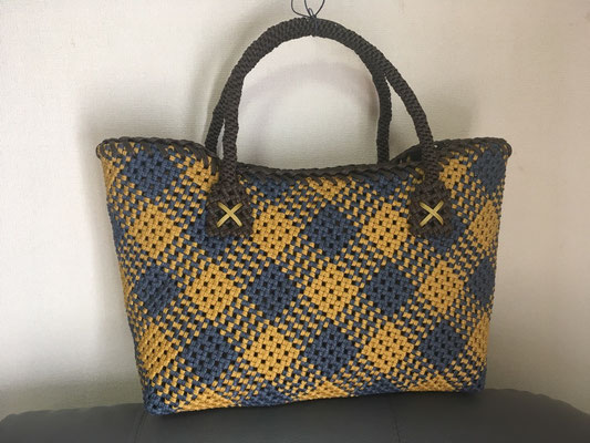 No.128    チェックの大きめバッグ　　　　　￥4200