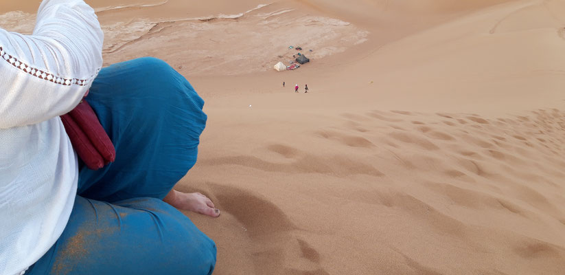 6-tägige wüstenwanderung in der sahara, blick von der großen düne ERG ZAHAR auf unser lager
