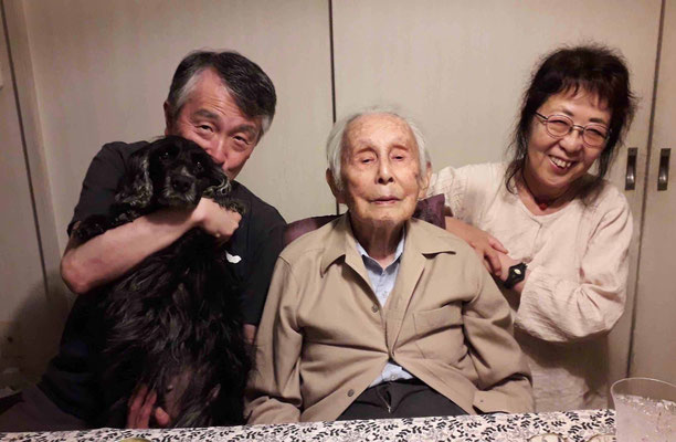 With Jun Maruyama holding “Kuo”, the black dog and his father-in -law at their residence.  There we had a good time chatting about the news in the Kalasha valleys. /クーちゃん（黒いワンちゃん）を抱いた丸山純さんと義父さんと。カラーシャの近況報告など色々と楽しいおしゃべり。