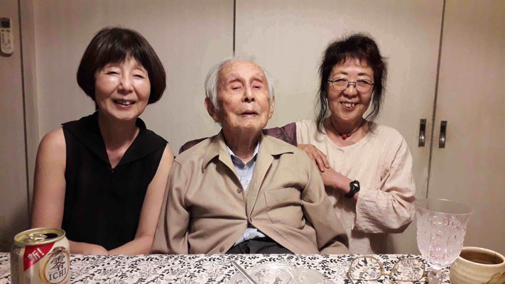 With Reiko and her father, 99 years old, who has visited Bomboret valley on food from Ayun in 1972. Amazingly he still remember most of things. / 令子さんの９９歳になられるお父様は、1972年にアユーンの町から山を越えて徒歩でボンボレット谷を訪ねたという冒険心いっぱいのお方で、今でも当時のことを鮮明に覚えられている。
