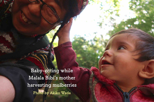 私が名付けたマララビビは生後10ヶ月。お母さんが桑の実収穫中、私が子守り