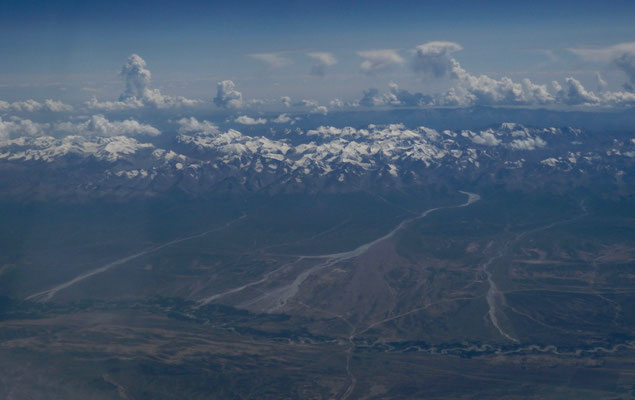 Flew over the western China where I could see the Himalaya Mountains. /カタール航空機はかって旅した中国の西域の上空を飛んだ。ヒマラヤ山系も見えた。