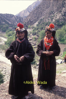 春祭りで羊毛の手織りの服を着た女性たち。1990年頃の撮影。