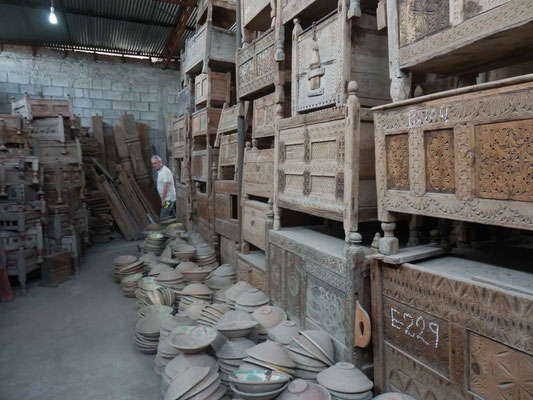 Lucky to visit Swat antique furniture workshop in the suberb of Islamabad. ブラジル大使とお友達夫婦に同行して、イスラマバード郊外にあるスワット製の骨董家具作業所に行った。手入れをすれば素晴らしい骨董品が山積みされていた。