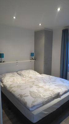 Elternschlafzimmer mit Doppelbett