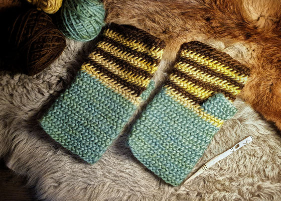 Nadelgebundene Handschuhe aus 100% Wolle pflanzengefärbt in türkis, gelb und braun, Größe 8-8 ½