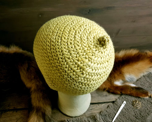 Nalbinding Mütze aus 100% Schafswolle, pflanzengefärbt hellgrün, Oslostich mit Zipfel, KU 55-57cm