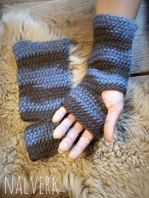 Nadelgebundene Armstulpen in blau und braun gestreift aus 100% Wolle im Oslostich