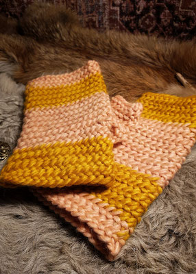 Nadelgebundene Handschuhe aus 100% Wolle pflanzengefärbt in rosa & goldgelb, Größe 7½-8