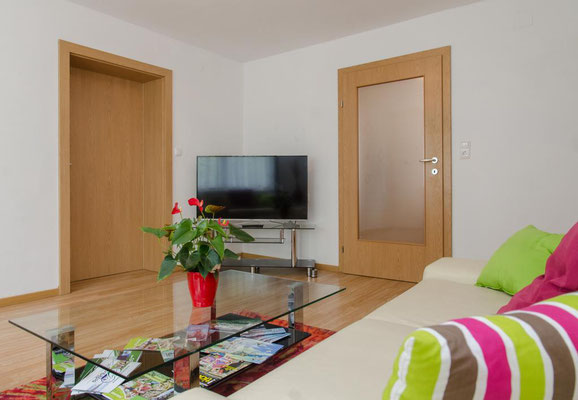 Wohnzimmer mit Sat-TV in unserem Apartment/Ferienwohnung mit Frühstücksbuffet in Spielberg am Red Bull Ring - Familie Yassi