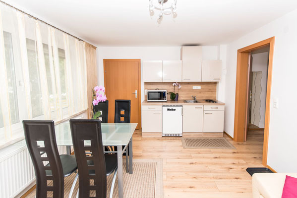 Moderne Küche in unserem Apartment/Ferienwohnung mit Frühstücksbuffet in Spielberg in der Nähe des Red Bull Rings - Ferienwohun-Zimmer Yassi