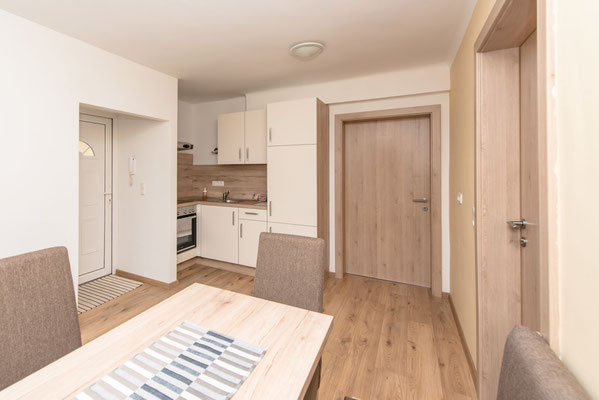 Moderne Küche in unserem Apartment/Ferienwohnung mit Frühstücksbuffet in Spielberg in der Nähe des Red Bull Rings - Ferienwohun-Zimmer Yassi