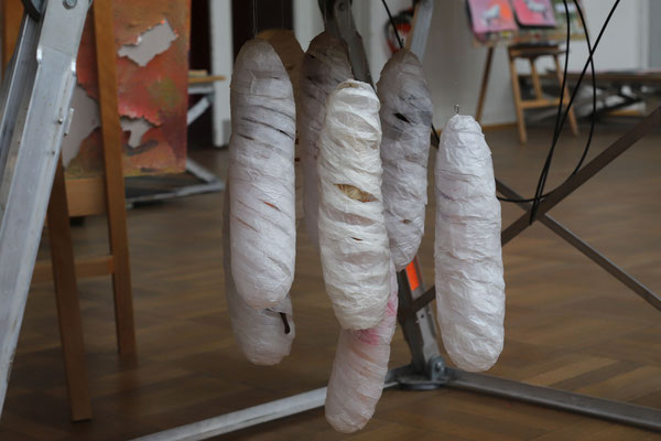 7 Kokons aus Pappmachée und Barbiepuppen, 2024