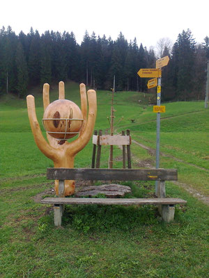 Skulptur Kastanienholzkugel und Fichtenastgabelung