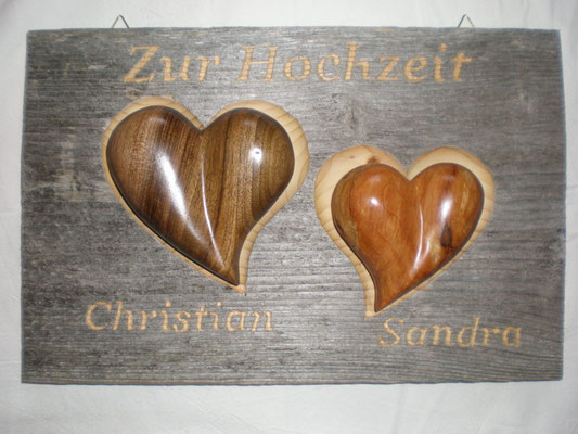 Holz-Herzen in Altholzbret für Hochzeit