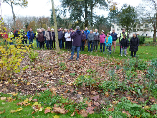 Michel BARRE explique la conception du potager au Jardin du Hill