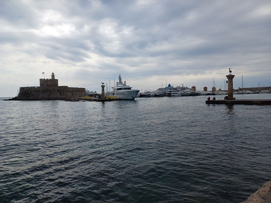 Hafen von Rhodos mit Windmühlen und Hirschsäulen