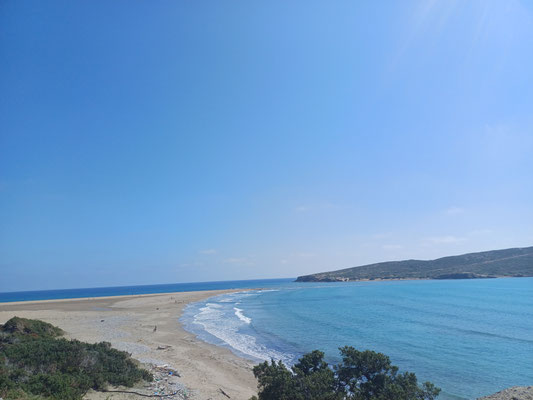 Auf der linken Seite des Fotos ist der Strand Prasonisi zu sehen, auf der rechten Seite sieht man einen Teil der gleichnamigen Insel.