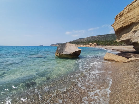 Auf dem Foto ist ein Felsen im Meer zu sehen. Auf der rechten Seite sind weitere Felsvorsprünge zu sehen.