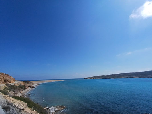 Auf dem Foto ist die kleine Insel Prasonisi und die Sandbank, welche die Insel mit Rhodos verbindet, sowie das Meer.