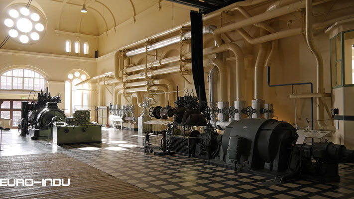 Links die alte Turbomaschine 3 von 1913 und rechts die Maschine 1 von 1954