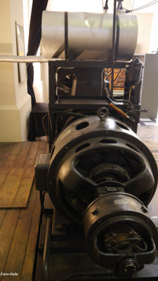 50 Kilowatt Generator. 1939 wurde dieser in der Turbinenhalle als Notstromaggregat aufgestellt und konnte bei einem Stromausfall die Notbeleuchtung der Produktionshallen in Betrieb nehmen. Außerdem konnten so die Maschinen 1 und 3 wieder angefahren werden