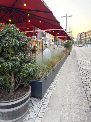 Hochwertiger Windschutz aus Glas und Aluminium für die Gastronomie in der Innenstadt 