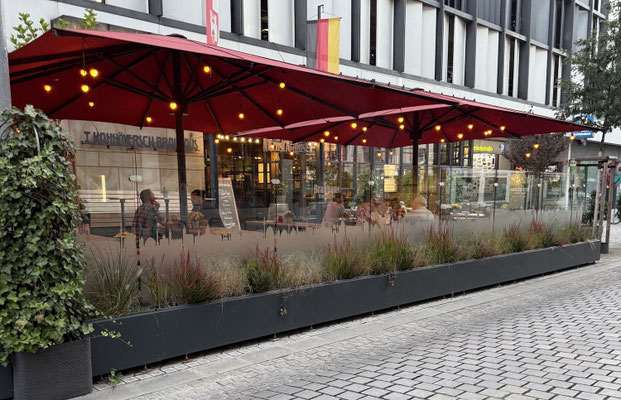 Wetterfeste Terrasse  mit einer Windschutzanlage für die Gastronomie
