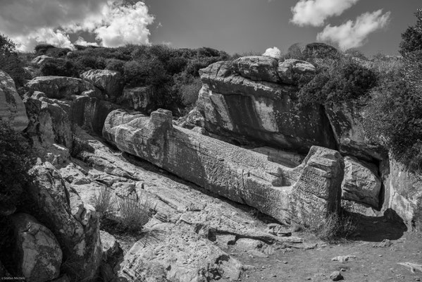 Drei antike, aus dem rohen Stein gehauene, unvollendete monolithische Kolossalstatuen sogenannte Jünglinge (Kouroi) liegen noch heute in Steinbrüchen aus der archaischen Zeit. 