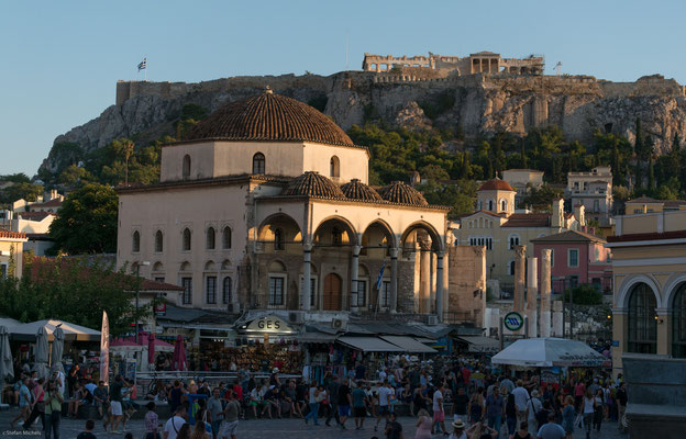 Athen- auf einem flachen, 156 Meter hohen Felsen stehen die zwischen 467 v. Chr. und 406 v. Chr. erbauten Propyläen.