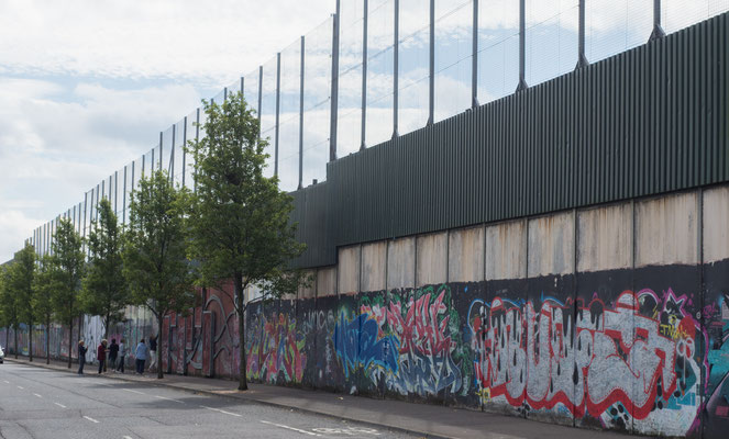 Die Mauer auf der anderen Seite; der Konflikt ist immer noch sehr präsent! 