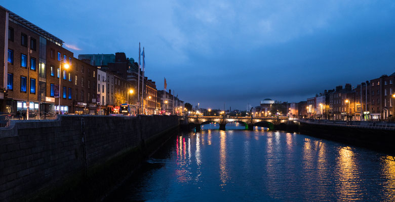 Abends am Liffey, der in die Dublin Bay fließt.