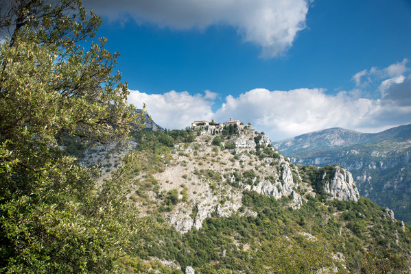 Im Hinterland von Nizza thront Gourdon in einer Höhe von 760 m aufgepfropft auf einem Felsen und überragt das Tal des Loup.