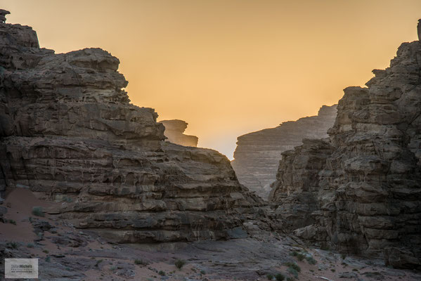Im Dorf Wadi Rum wohnen mehrere hundert Beduinen, teils in Zelten, teils in gemauerten Häusern.
